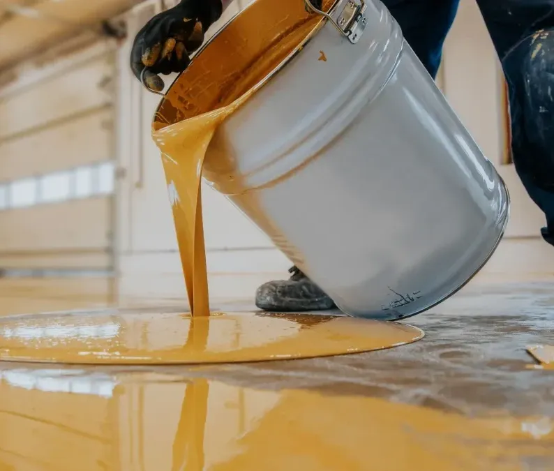 Galpão com fachada e telhado pintados pela RP Pinturas no Guarujá